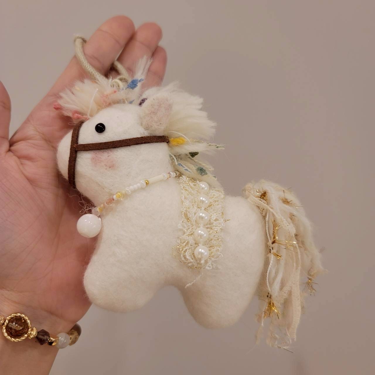 溫柔白守護馬吊飾