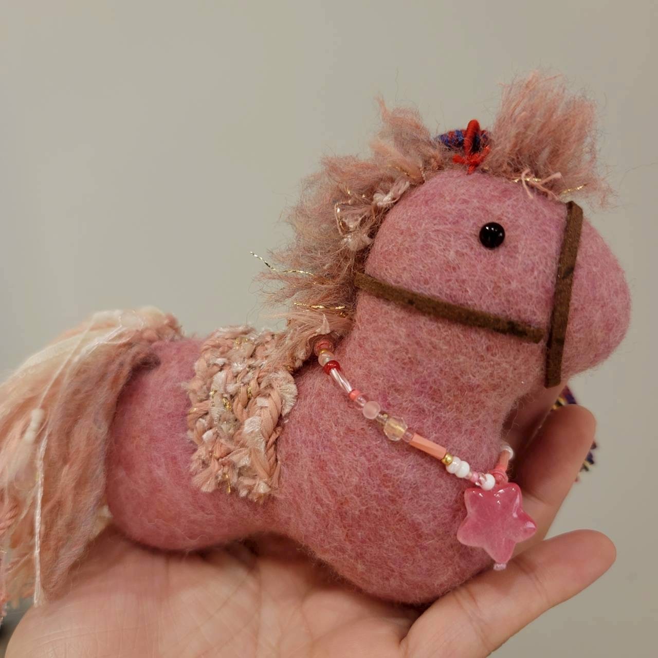 玫瑰粉守護馬吊飾