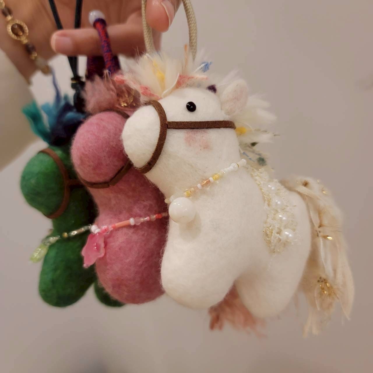 森系綠守護馬吊飾